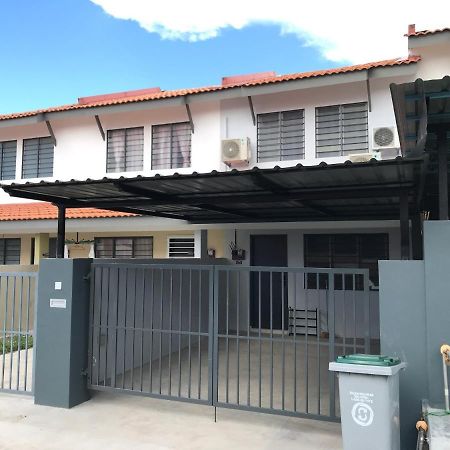 OYO 90493 JL Homestay Segamat Bagian luar foto